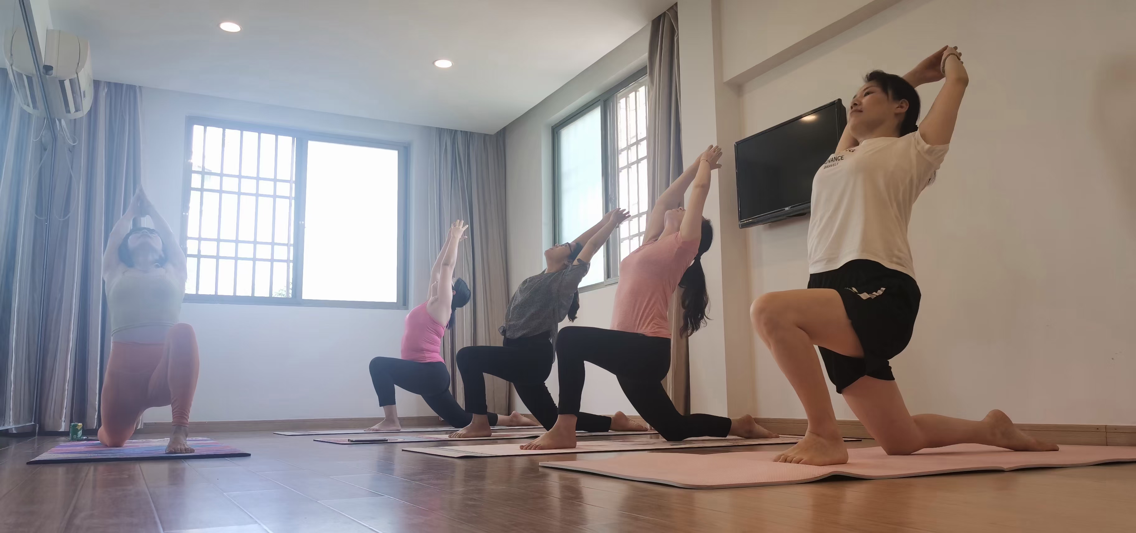 1633940759617272.jpg 圖為員工練習(xí)瑜伽中 (2).jpg