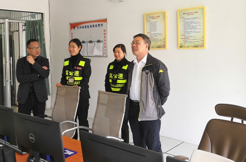 3 陳文波在臨海南監控室察看收費員工作情況_副本.jpg